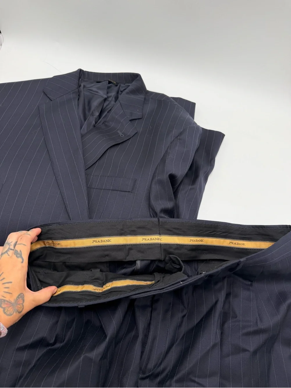 Jos. A. Bank Signature Gold Mens 44 RG Navy Blue Pinstripe 100% Wool Suit Gordon